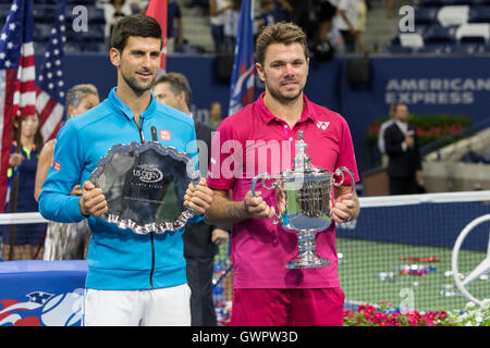 Stan Wawrinka (SUI) Gewinner des 2016 uns Open Herren Finale Meisterschale halten. mit Runner up Novak Djokovic (SRB) Stockfoto