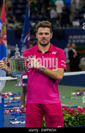 Stan Wawrinka (SUI) Gewinner des 2016 uns Open Herren Finale Meisterschale halten. Stockfoto