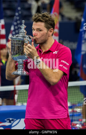 Stan Wawrinka (SUI) Gewinner des 2016 uns Open Herren Finale Meisterschale halten. Stockfoto