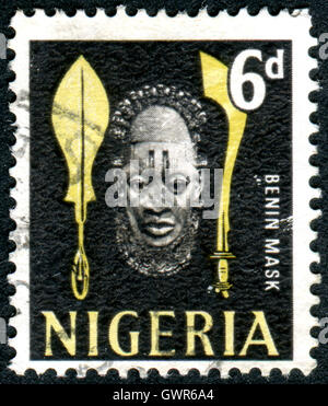 NIGERIA - ca. 1961: Briefmarke gedruckt in Nigeria, abgebildeten Benin Anhänger Maske, ca. 1961 Stockfoto