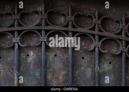 Fragment der alten Metalltor mit reich verzierten schmiedeeisernen Gitter. Toulouse, Frankreich. Stockfoto