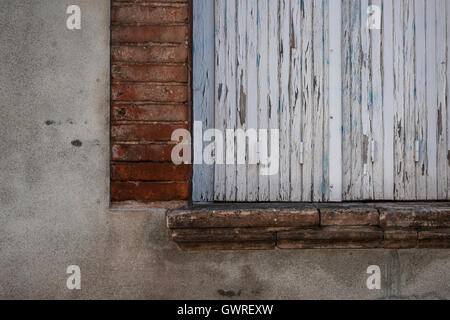 Fragment des Fensters mit geschlossenen Fensterläden auf alten Gebäude in Toulouse, Frankreich. Stockfoto