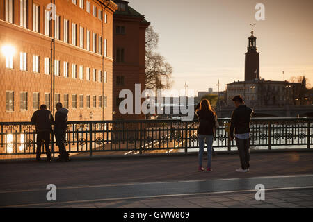 Stockholm, Schweden - 4. Mai 2016: Touristen auf Riksbron. Die National-Brücke im Zentrum von Stockholm Abend Stockfoto