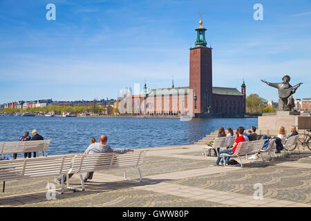 Stockholm, Schweden - 5. Mai 2016: Stadtbild der Innenstadt von Stockholm mit gewöhnlichen Menschen entspannen in der Nähe von Statue von Evert Taube Stockfoto