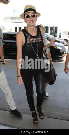 Sharon Stone trägt eine schiere Spitze, als sie am Los Angeles International Airport Featuring ankommt: Sharon Stone wo: Los Angeles, California, Vereinigte Staaten von Amerika als: 3. Juni 2016 Stockfoto