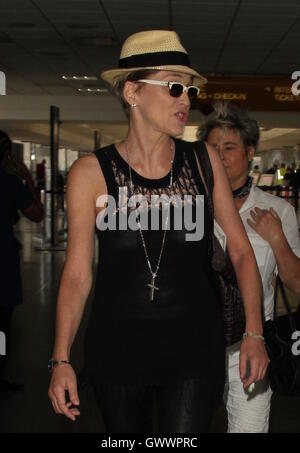 Sharon Stone trägt eine schiere Spitze, als sie am Los Angeles International Airport Featuring ankommt: Sharon Stone wo: Los Angeles, California, Vereinigte Staaten von Amerika als: 3. Juni 2016 Stockfoto