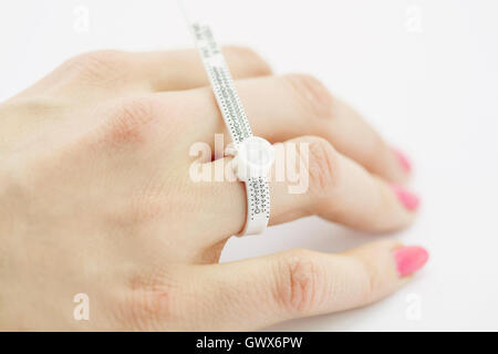 Weibliche Hand Messung eine Finger-Größe Stockfoto