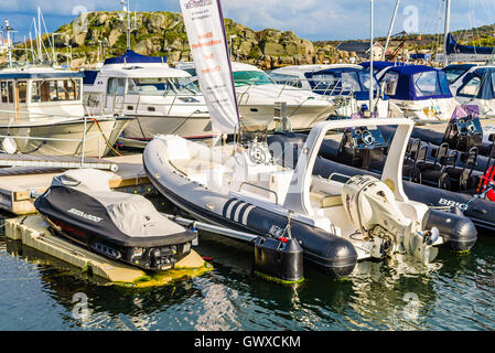 Marstrand, Schweden - 8. September 2016: Ökologische Dokumentation der verschiedene Boote im Hafen vorhanden. Stockfoto