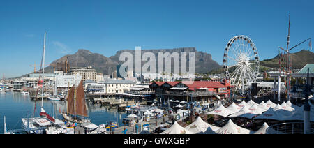 Tafelberg und Wheel of Fortune, Blick vom V & A Waterfront, Cape Town, Südafrika Stockfoto