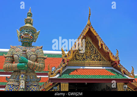 Dämon Guardian Figur "Yaska Tavambal" im Wat Phra Kaeo, Bangkok Stockfoto