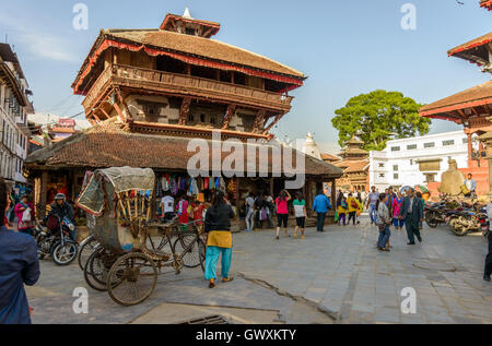 KATHMANDU, NEPAL - CA. MÄRZ 2014: Kasthamandap Tempel auf dem Kathmandu Durbar Platz. Sie wurde durch das Erdbeben in Nepal 2015 zerstört. Stockfoto