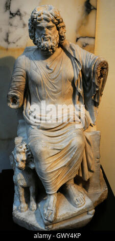 Römische Statue des Gottes Serapis. 2. Jahrhundert n. Chr. Marmor. Wahrscheinlich, verkleinerte Kopie einer Statue von Bryaxis für den Tempel des Serapis in Alexandria. Museum des Mittelmeers und vorderasiatischen Altertümer. Stockholm. Schweden. Stockfoto