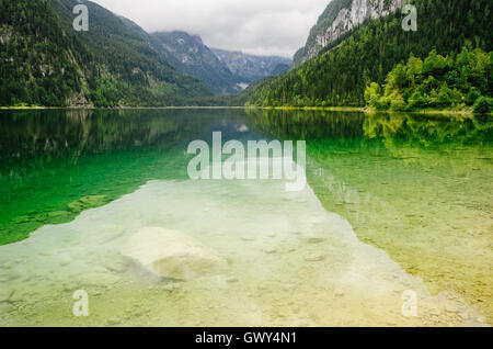 Vorderer Gosausee See mit Hoher Dachstein-Gebirge in Wolken im Hintergrund, Alpen, Österreich Stockfoto