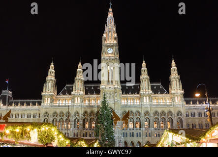 Traditioneller Weihnachtsmarkt am Rathaus in Wien bei Nacht, Österreich Stockfoto