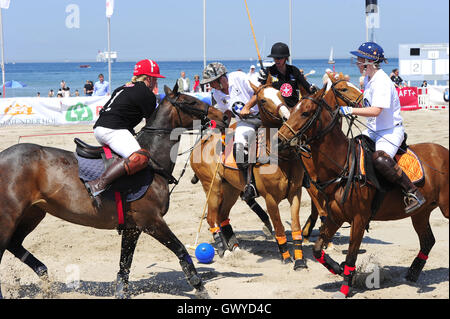 Aston Martin Berlin Beach Polo World Masters Wochenende in Warnemünde, wo: Warnemünde, Deutschland: 4. Juni 2016 Stockfoto