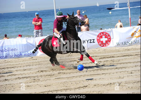 Aston Martin Berlin Beach Polo World Masters Wochenende in Warnemünde, wo: Warnemünde, Deutschland: 4. Juni 2016 Stockfoto