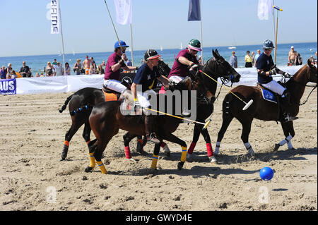 Aston Martin Berlin Beach Polo World Masters Wochenende in Warnemünde, wo: Warnemünde, Deutschland: 4. Juni 2016 Stockfoto