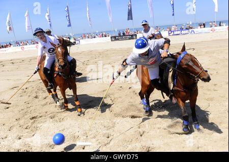 Aston Martin Berlin Beach Polo World Masters Wochenende in Warnemünde, wo: Warnemünde, Deutschland: 5. Juni 2016 Stockfoto