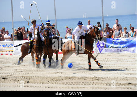 Aston Martin Berlin Beach Polo World Masters Wochenende in Warnemünde, wo: Warnemünde, Deutschland: 5. Juni 2016 Stockfoto