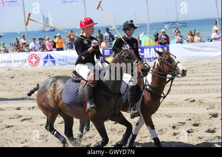 Aston Martin Berlin Beach Polo World Masters Wochenende in Warnemünde, wo: Warnemünde, Deutschland: 5. Juni 2016 Stockfoto