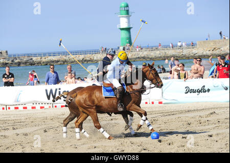 Aston Martin Berlin Beach Polo World Masters Wochenende in Warnemünde, wo: Warnemünde, Deutschland: 5. Juni 2016 Stockfoto