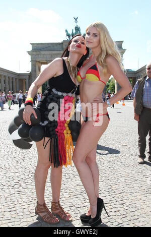 Micaela Schäfer posiert vor dem Brandenburger Tor mit ihrem