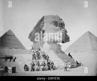 Britische Soldaten posiert vor der Sphinx - Gizeh, Ägypten 19. Stockfoto