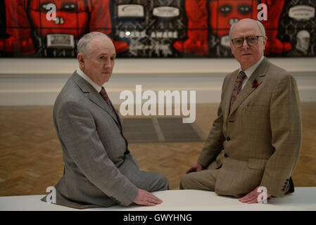 Gilbert & George enthüllen ihre neuen Werke mit dem Titel "Bart bewusst (2016)" als Teil der Royal Academy Summer Exhibition mit: Gilbert & George Where: London, Vereinigtes Königreich: 7. Juni 2016 Stockfoto