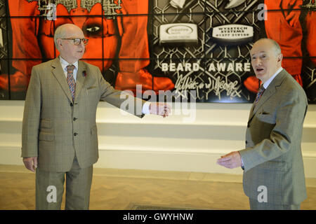 Gilbert & George enthüllen ihre neuen Werke mit dem Titel "Bart bewusst (2016)" als Teil der Royal Academy Summer Exhibition mit: Gilbert & George Where: London, Vereinigtes Königreich: 7. Juni 2016 Stockfoto