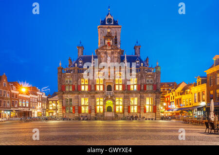 Marktplatz in der Nacht in Delft, Niederlande Stockfoto