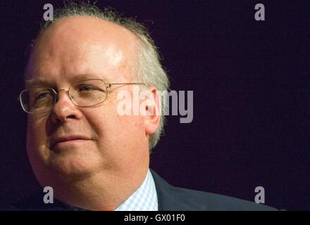 GOP politischer Berater Karl Rove erläutert seinem demnächst erscheinenden Buch während der Texas Book Festival an der LBJ Presidential Library 1. Dezember 2015 in Austin, Texas. Stockfoto