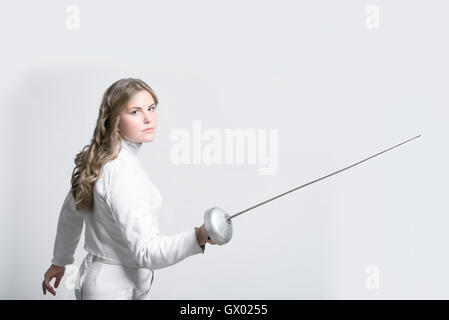 Mädchen Porträt im Fechten mit Degen Stockfoto