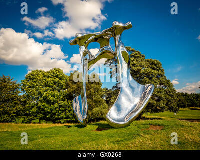 Becken, 2008. Skulptur des Schweizer Künstlers Not Vital, in Yorkshire Sculpture Park, in der Nähe von Wakefield, England, UK... Stockfoto