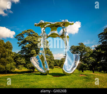 Becken, 2008. Skulptur des Schweizer Künstlers Not Vital, in Yorkshire Sculpture Park, in der Nähe von Wakefield, England, UK... Stockfoto