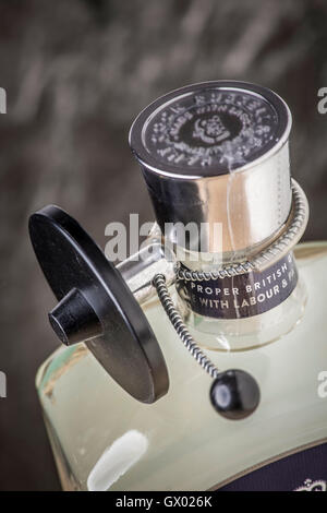Anti Diebstahl Sicherheitsetikett auf Gin Flaschenhals. Stockfoto
