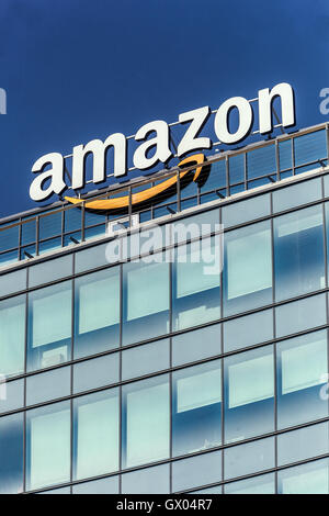 Amazon-Logo, Schild auf der Oberseite des Gebäudes, Corporate Office Building Slowakei, Europa Stockfoto