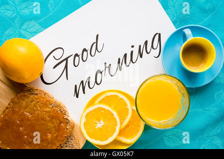 Guten Morgen mit Orangensaft, Brot und Marmelade, Kaffee