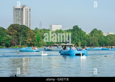 London Touristen im Sommer, fahren an einem Sommernachmittag, eine Familie von Touristen genießen ein Tretboot, auf dem Serpentine Lake im Hyde Park, London, UK. Stockfoto