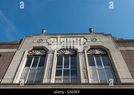 Original Art-Deco-Design Fassade für Burtons Menswear Store in der Stadt Durham, England, UK Stockfoto