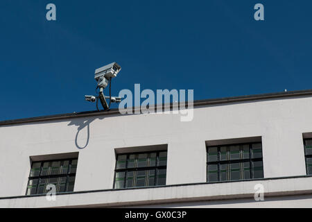 CCTV-Kamera auf ein Geschäft in der Innenstadt von Durham City, England, UK Stockfoto