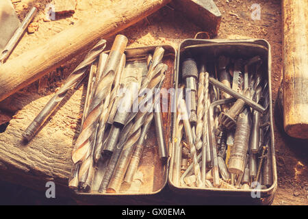 Retro getönten alte Werkzeuge auf staubigen Holztisch in einer Tischlerei. Stockfoto