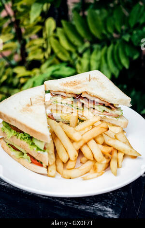 Club Sandwich Snack mit Pommes Frites auf Platte Stockfoto