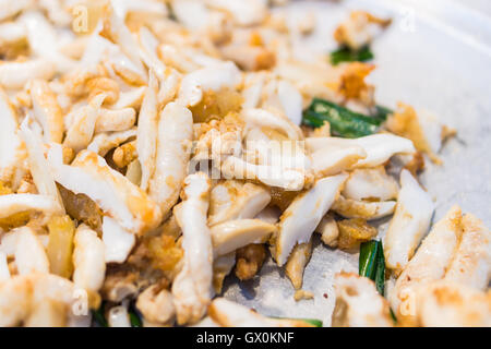 Gesalztes Ei mit Tintenfisch, Tintenfisch Spiegeleier gebraten Stockfoto