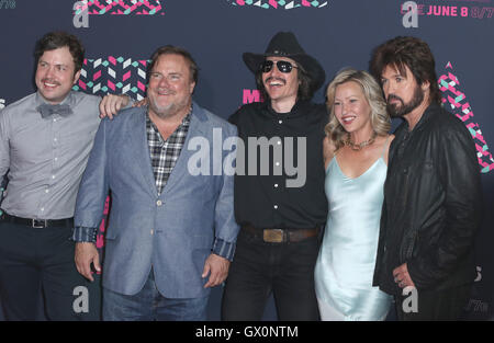 CMT Music Awards an Bridgestone Arena Nashville - Ankünfte mit: Travis Nicholson, Kevin Farley, John Sewell, Joey Lauren Adams, Billy Ray Cyrus wo: Nashville, Tennessee, Vereinigte Staaten, wann: 8. Juni 2016 Stockfoto