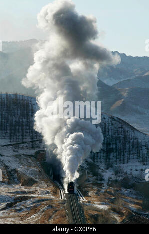 Tunnel Nr. 4 im Abschnitt unglaubliche Jing Peng-Pass der Ji-Tong-Eisenbahn in der Inneren Mongolei in den letzten Tagen des Dampfs Stockfoto