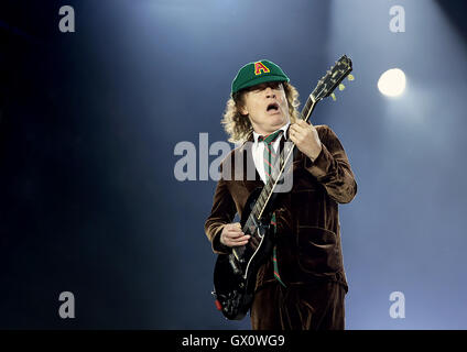 Durchführung von AC/DC auf ihrer "Rock Or Bust" Tour im Manchester Etihad Stadium mit: AC/DC, ACDC, Angus Young wo: Manchester, Vereinigtes Königreich bei: 9. Juni 2016 Stockfoto