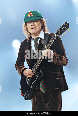 Durchführung von AC/DC auf ihrer "Rock Or Bust" Tour im Manchester Etihad Stadium mit: AC/DC, ACDC, Angus Young wo: Manchester, Vereinigtes Königreich bei: 9. Juni 2016 Stockfoto