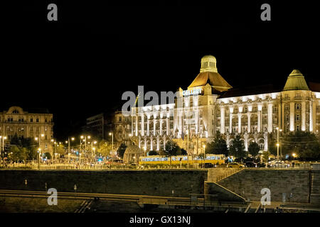 Stadt-Szene in der Nacht in Budapest mit Gellert Hotel Palace Fassade in der Nacht vom 16. September 2016. Das Gebäude stammt aus dem Jahr 1896, wenn ich Stockfoto