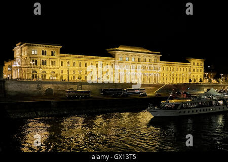 Corvinus-Universität in der Nacht. Budapest, Ungarn. Stockfoto