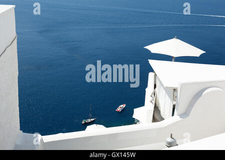 Traditionell weiß gestrichenen Häusern in Oia, Santorini mit dem blauen Ozean im Hintergrund. Stockfoto